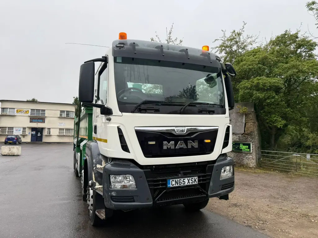 MAN TGS 35.400 8x4 Tipper (XSK) - Billenőplatós teherautó: 2 kép. MAN TGS 35.400 8x4 Tipper (XSK) - Billenőplatós teherautó: 2 kép.