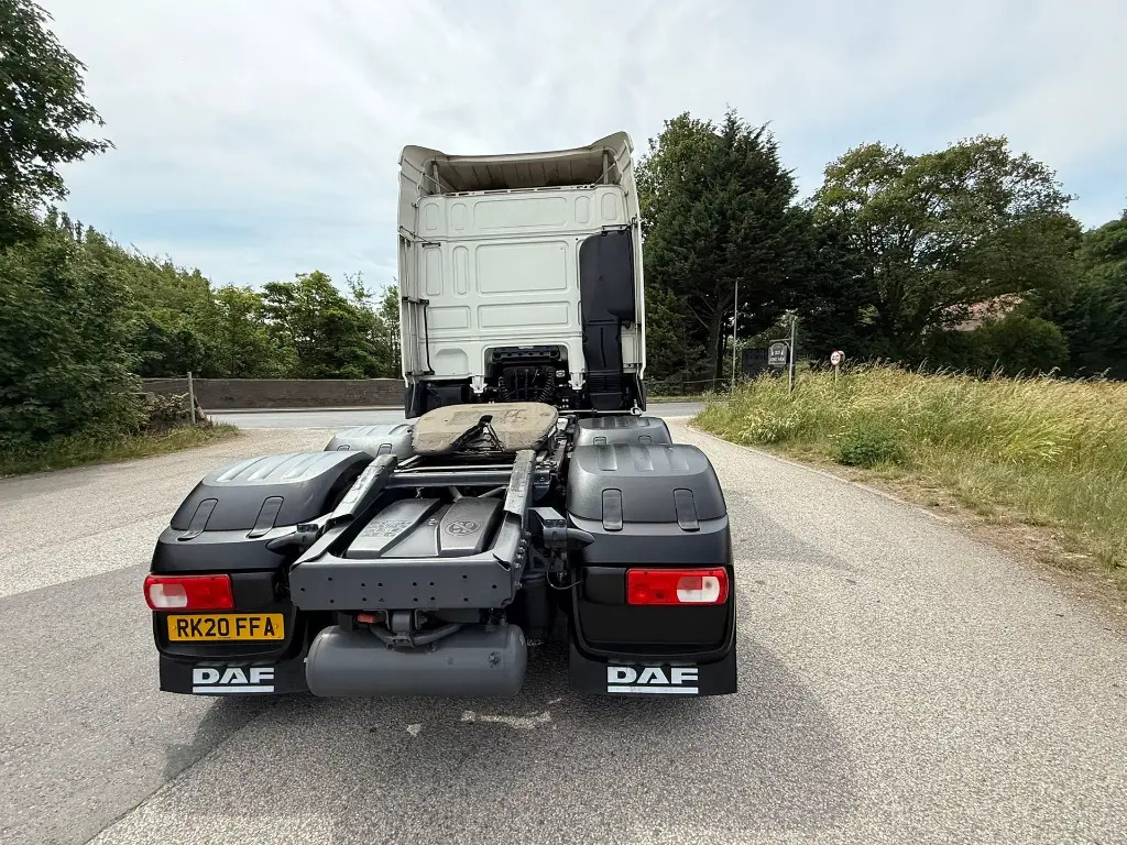 Nyergesvontató DAF XF 105 (FFA): 6 kép.