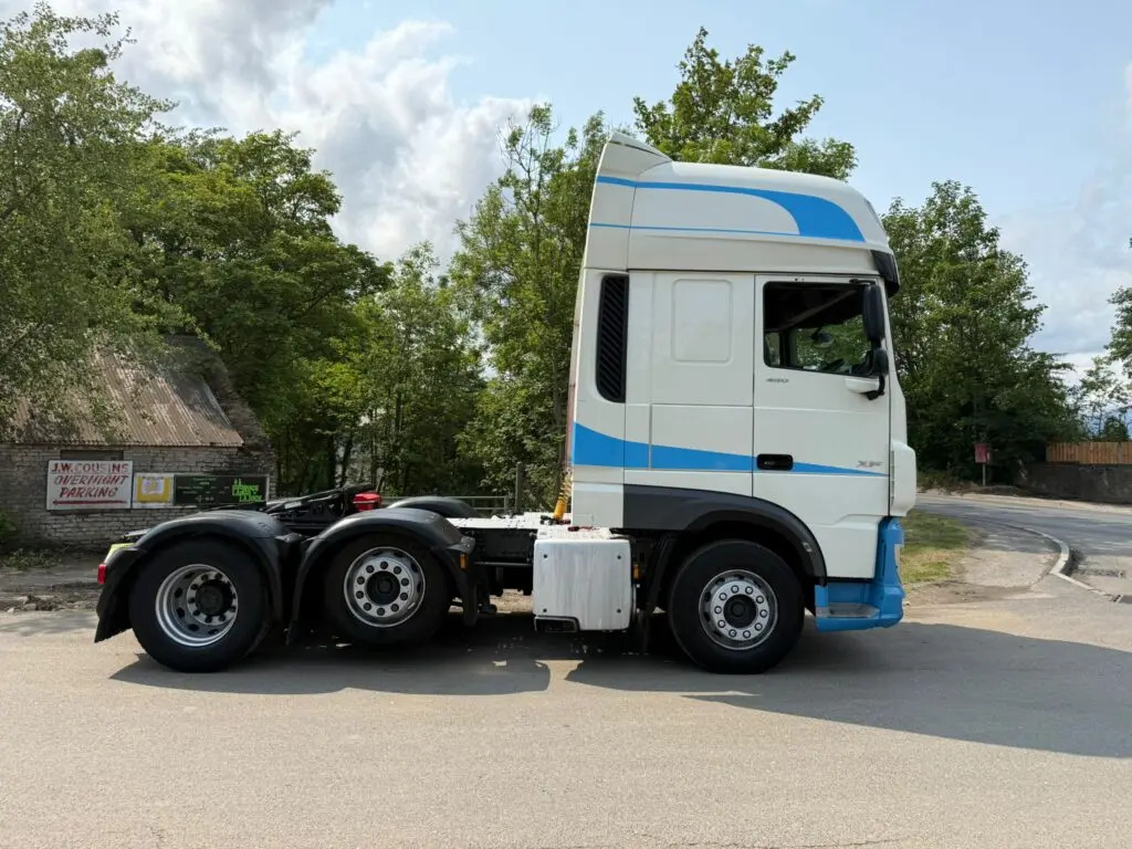 DAF XF 105 (PXM) - Nyergesvontató: 5 kép. DAF XF 105 (PXM) - Nyergesvontató: 5 kép.