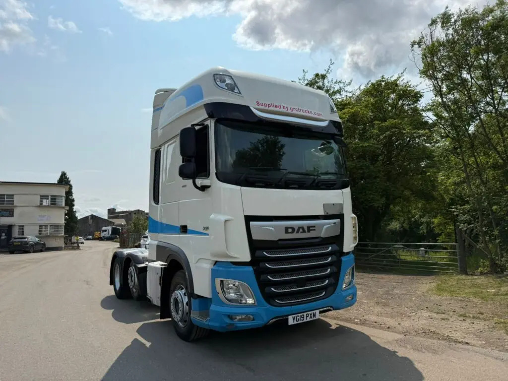 DAF XF 105 (PXM) - Nyergesvontató: 2 kép. DAF XF 105 (PXM) - Nyergesvontató: 2 kép.