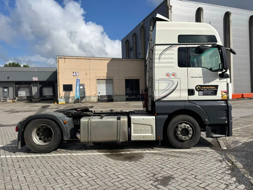MAN TGX 18.460 XXL - Nyergesvontató: 5 kép. MAN TGX 18.460 XXL - Nyergesvontató: 5 kép.