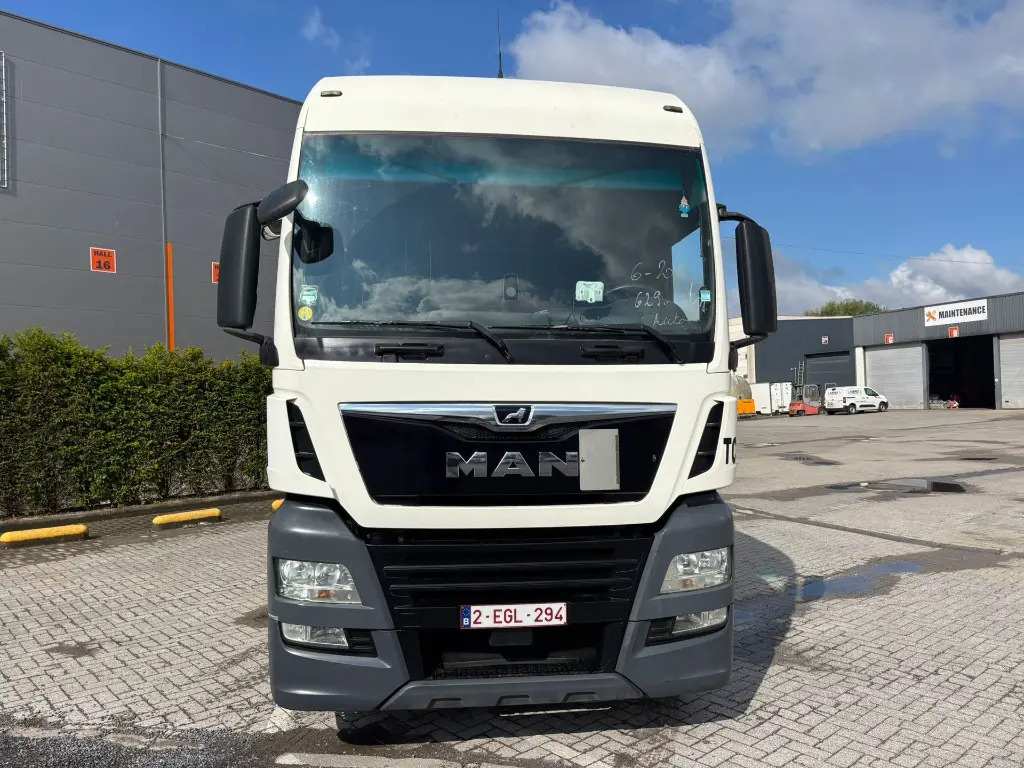 MAN TGX 18.460 XXL - Nyergesvontató: 3 kép. MAN TGX 18.460 XXL - Nyergesvontató: 3 kép.
