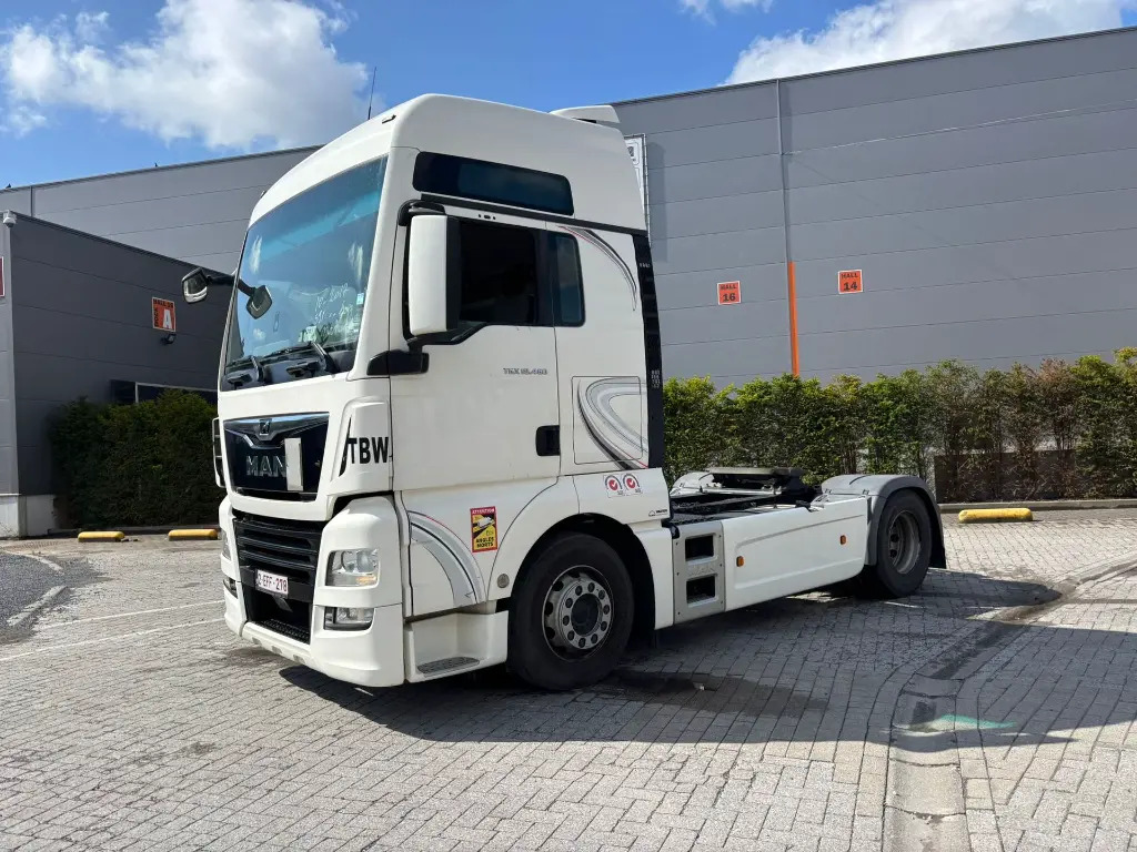 MAN TGX 18.460 XXL - Nyergesvontató: 4 kép. MAN TGX 18.460 XXL - Nyergesvontató: 4 kép.