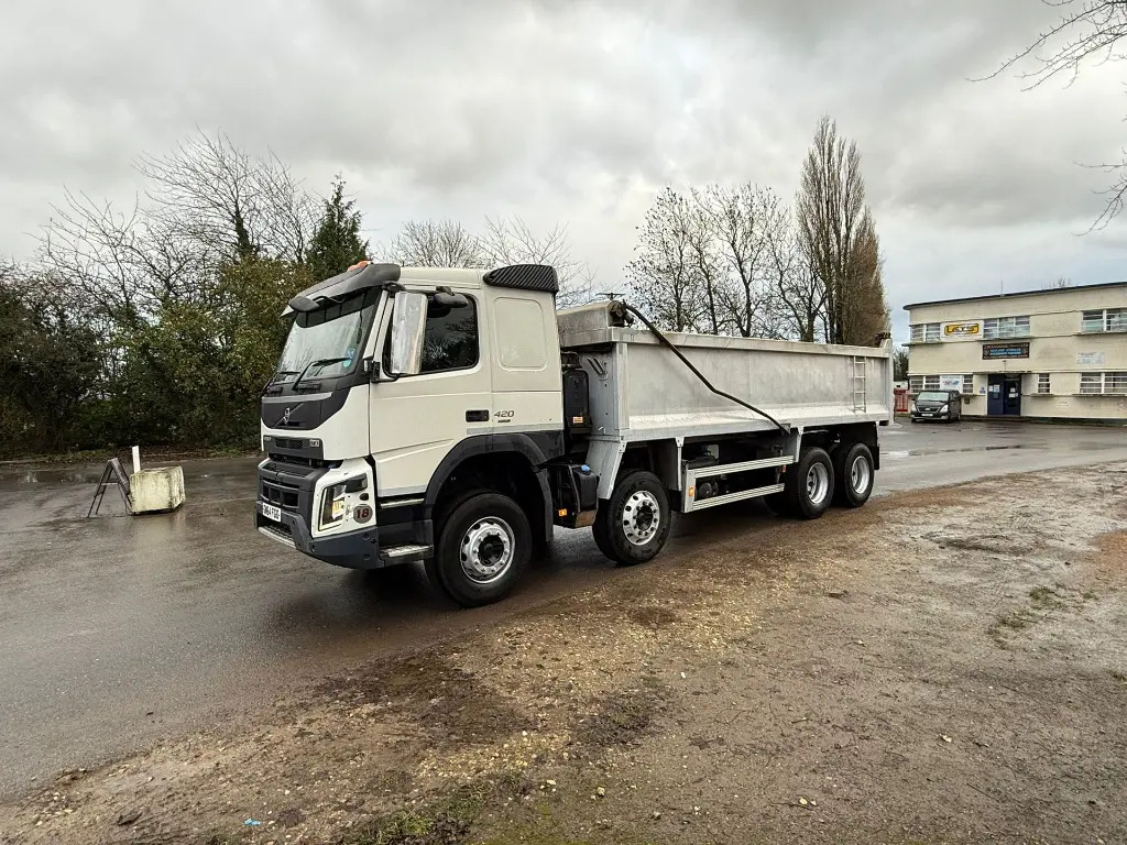 Volvo FMX 420 8x4 Tipper - RHD - Billenőplatós teherautó: 2 kép. Volvo FMX 420 8x4 Tipper - RHD - Billenőplatós teherautó: 2 kép.