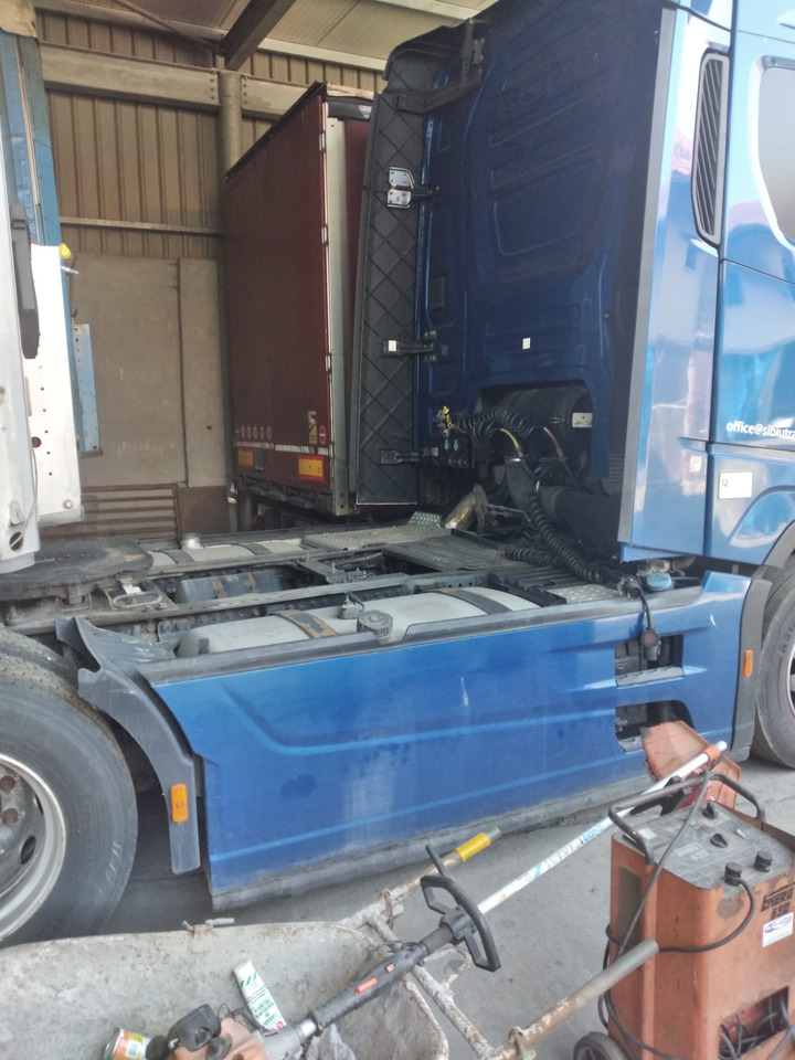 FORD F-MAX - Nyergesvontató: 2 kép. FORD F-MAX - Nyergesvontató: 2 kép.