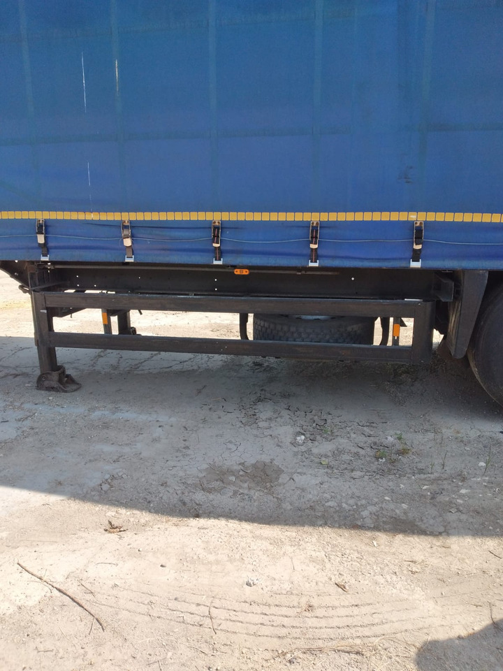 Semirimorchio centinato - Ponyvás félpótkocsi: 2 kép. Semirimorchio centinato - Ponyvás félpótkocsi: 2 kép.