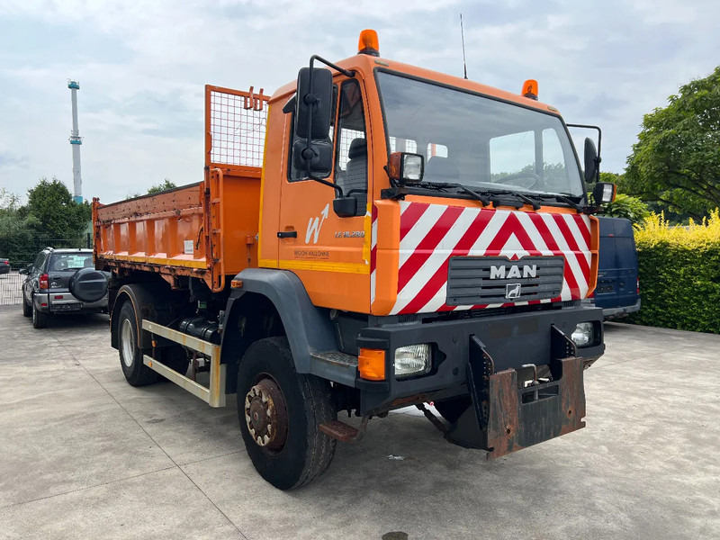 MAN LE 18.280 4x4 - Billenőplatós teherautó: 3 kép. MAN LE 18.280 4x4 - Billenőplatós teherautó: 3 kép.