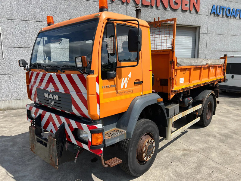 MAN LE 18.280 4x4 - Billenőplatós teherautó: 2 kép. MAN LE 18.280 4x4 - Billenőplatós teherautó: 2 kép.