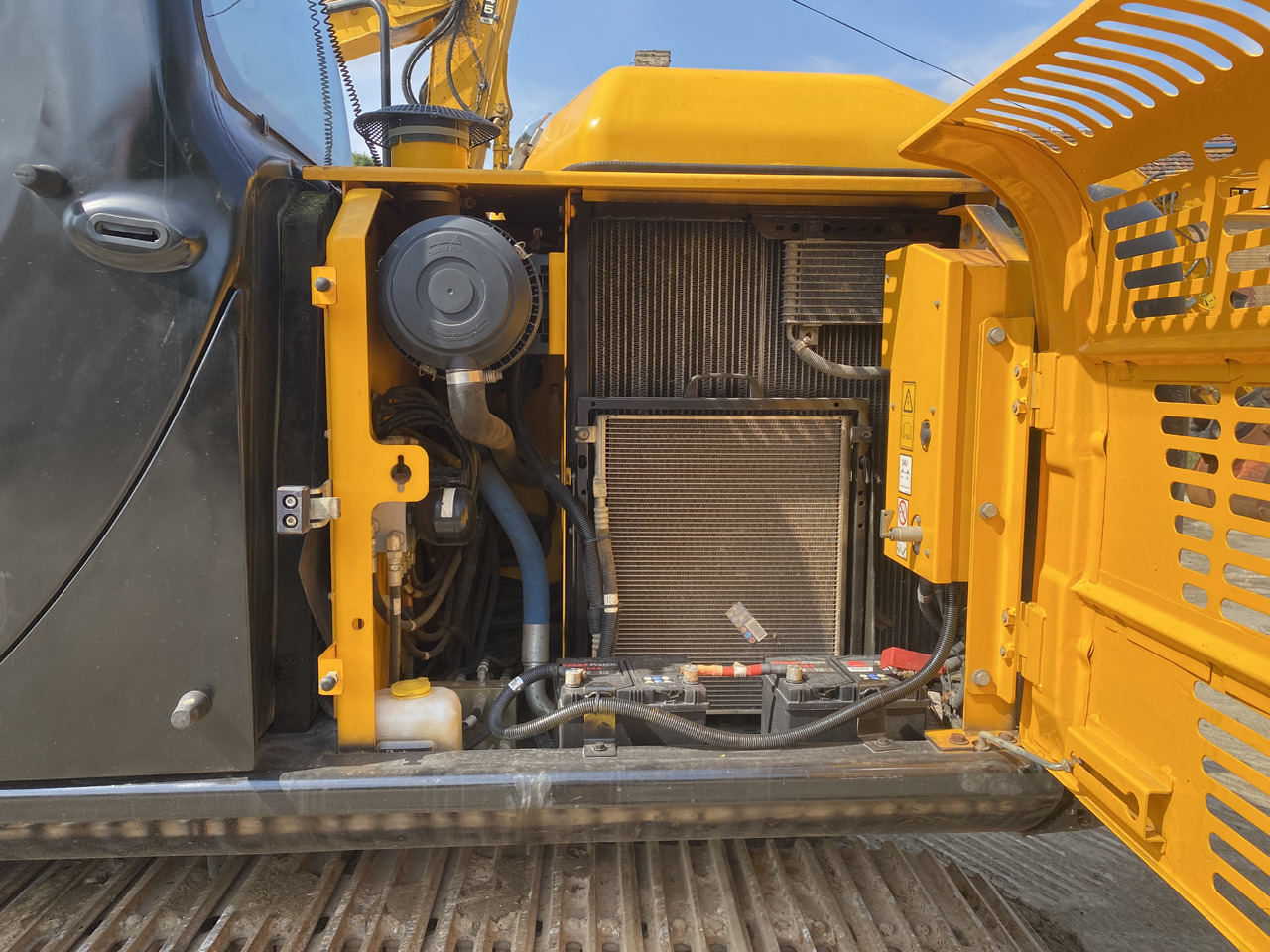 JCB JS131 - Lánctalpas kotró: 3 kép. JCB JS131 - Lánctalpas kotró: 3 kép.