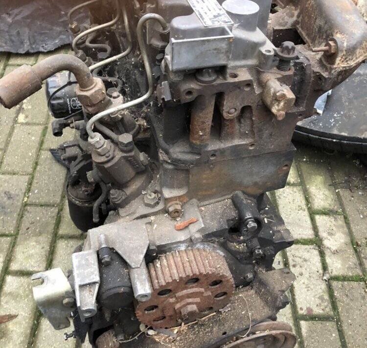 Deutz F4L1011F   Kramer - Motor - Gumikerekes homlokrakodó: 4 kép. Deutz F4L1011F   Kramer - Motor - Gumikerekes homlokrakodó: 4 kép.