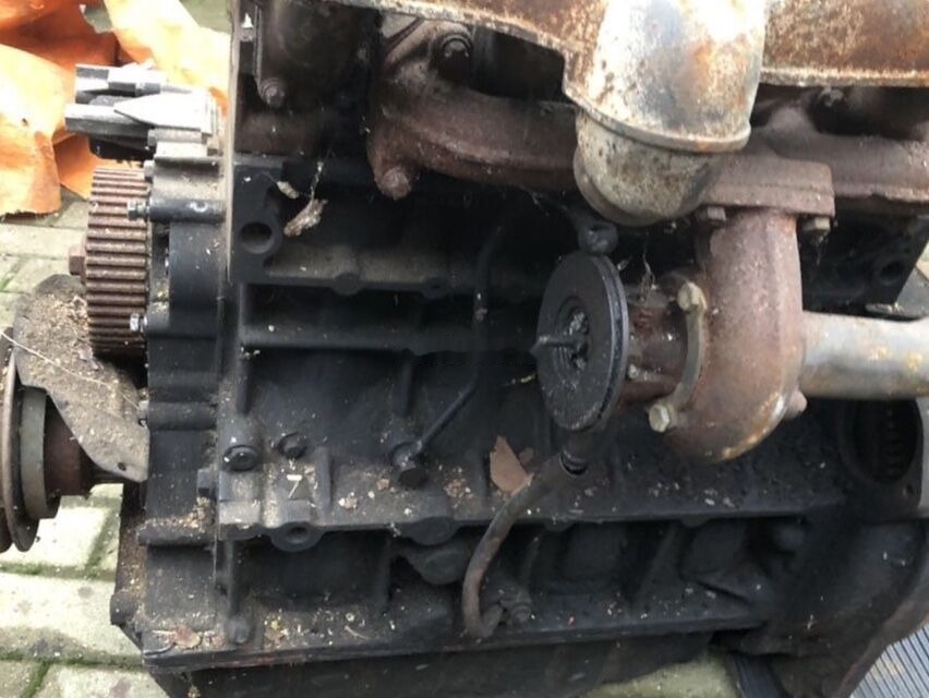 Deutz F4L1011F   Kramer - Motor - Gumikerekes homlokrakodó: 5 kép. Deutz F4L1011F   Kramer - Motor - Gumikerekes homlokrakodó: 5 kép.