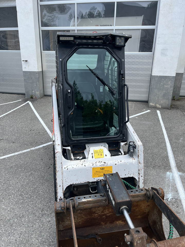 BOBCAT S70 - Kompakt lánctalpas rakodó: 3 kép. BOBCAT S70 - Kompakt lánctalpas rakodó: 3 kép.