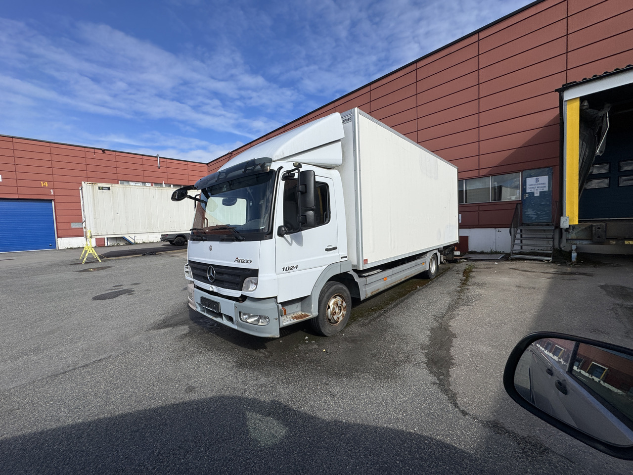 MERCEDES-BENZ Attego - Dobozos felépítményű teherautó: 3 kép. MERCEDES-BENZ Attego - Dobozos felépítményű teherautó: 3 kép.