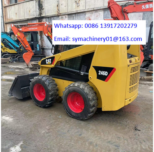Caterpillar 246D - Mini homlokrakodó: 2 kép. Caterpillar 246D - Mini homlokrakodó: 2 kép.