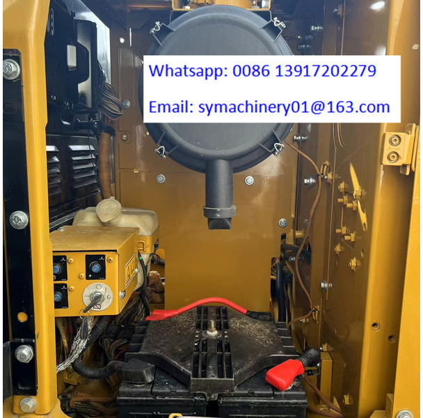 Caterpillar 320D2L - Lánctalpas kotró: 4 kép. Caterpillar 320D2L - Lánctalpas kotró: 4 kép.