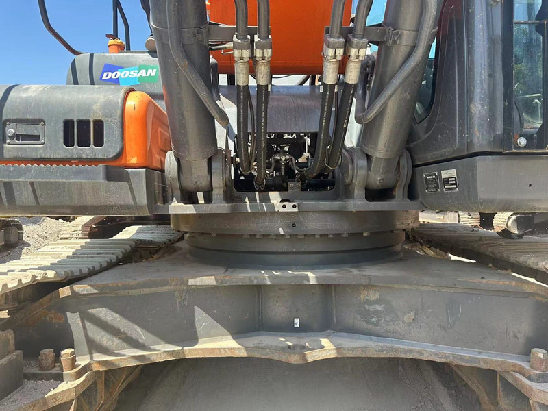 Doosan DX530 - Lánctalpas kotró: 2 kép. Doosan DX530 - Lánctalpas kotró: 2 kép.