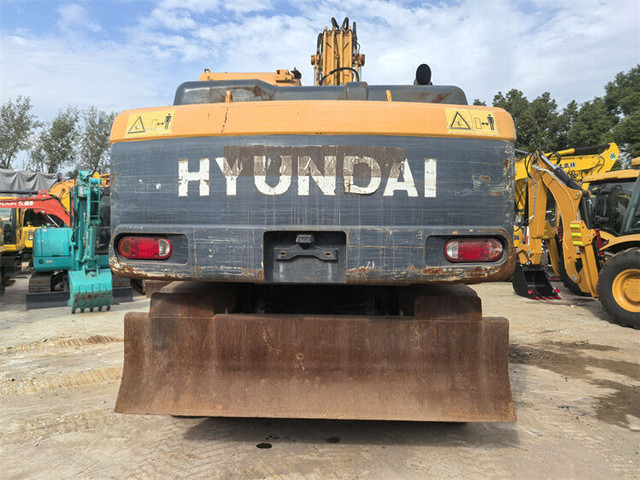 Hyundai R210W-9S - Gumikerekes kotró: 5 kép. Hyundai R210W-9S - Gumikerekes kotró: 5 kép.