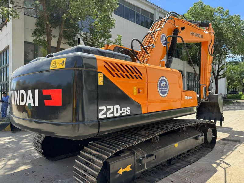 Hyundai R220LC-9S - Lánctalpas kotró: 2 kép. Hyundai R220LC-9S - Lánctalpas kotró: 2 kép.