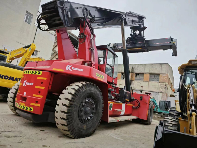 Kalmar DRF450 - Konténerrakodó: 1 kép. Kalmar DRF450 - Konténerrakodó: 1 kép.