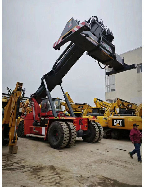 Kalmar DRF450 - Konténerrakodó: 3 kép. Kalmar DRF450 - Konténerrakodó: 3 kép.