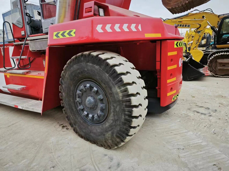 Kalmar DRF450 - Konténerrakodó: 4 kép. Kalmar DRF450 - Konténerrakodó: 4 kép.