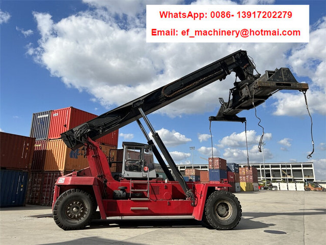 Kalmar DRF450 - Konténerrakodó: 2 kép. Kalmar DRF450 - Konténerrakodó: 2 kép.