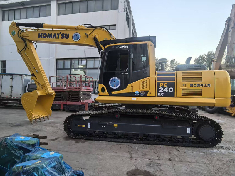 Komatsu PC240LC-8 - Lánctalpas kotró: 5 kép. Komatsu PC240LC-8 - Lánctalpas kotró: 5 kép.