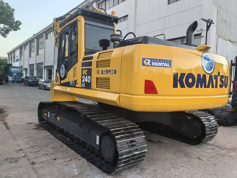 Komatsu PC240LC-8 - Lánctalpas kotró: 4 kép. Komatsu PC240LC-8 - Lánctalpas kotró: 4 kép.