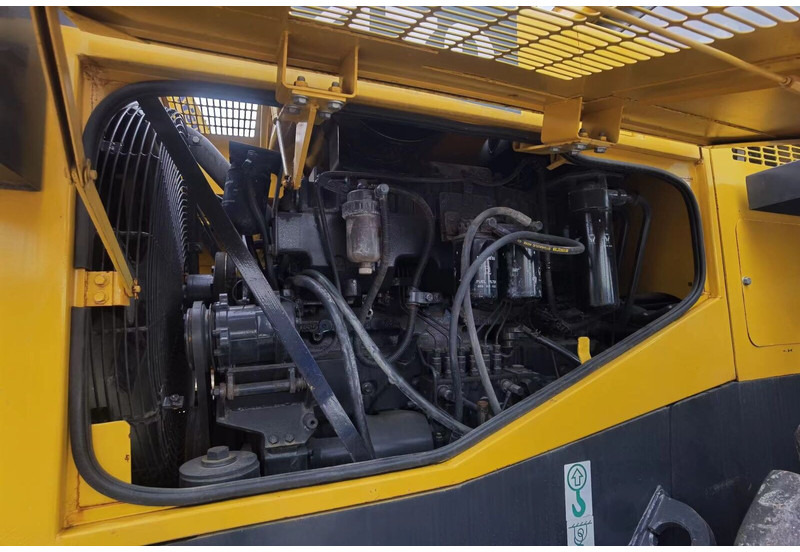 Komatsu WA470 - Gumikerekes homlokrakodó: 2 kép. Komatsu WA470 - Gumikerekes homlokrakodó: 2 kép.