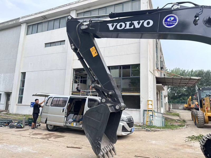 Volvo EC210DL - Lánctalpas kotró: 3 kép. Volvo EC210DL - Lánctalpas kotró: 3 kép.