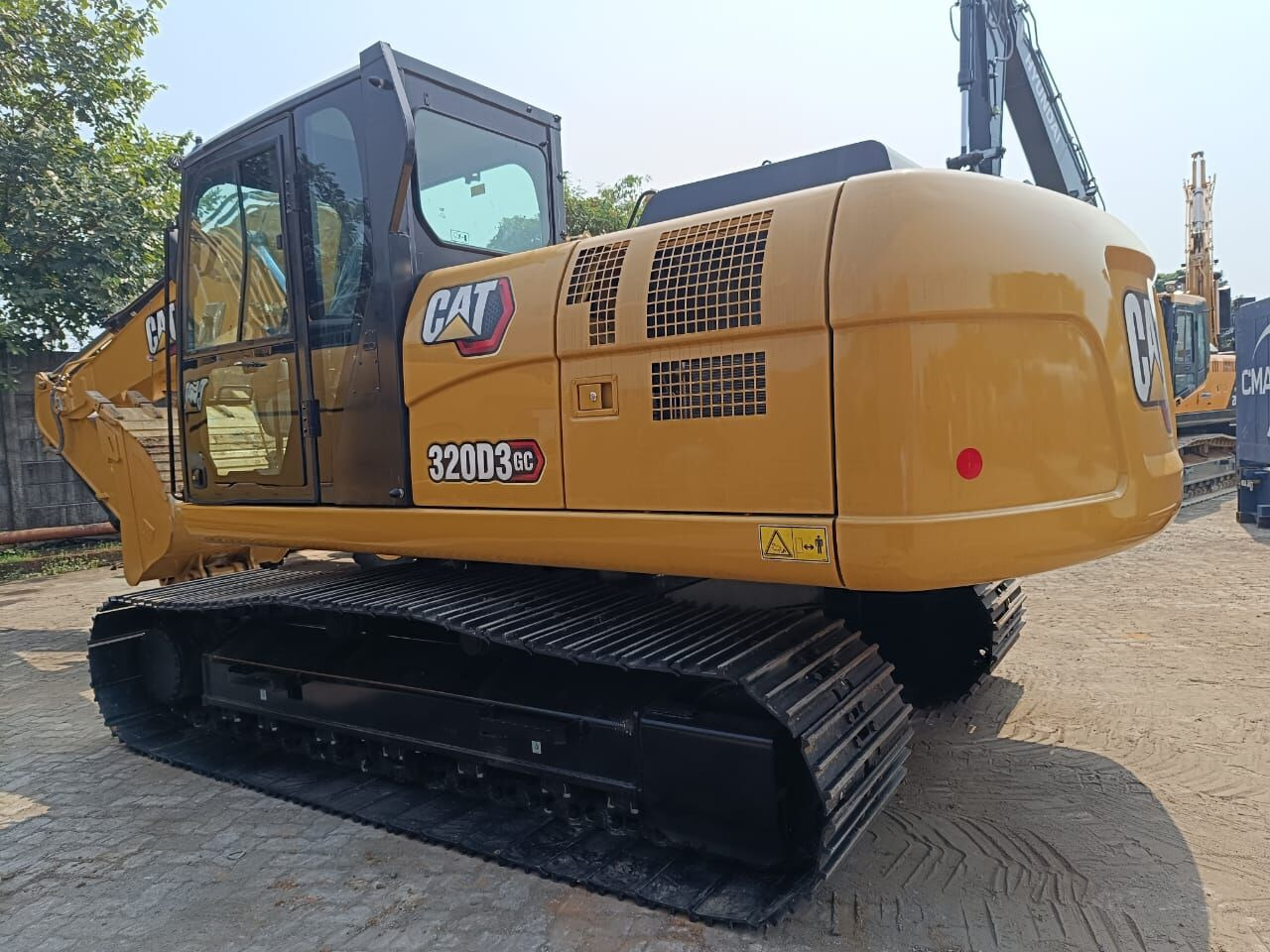 New Caterpillar 320D3GC tracked excavator - Lánctalpas kotró: 5 kép. New Caterpillar 320D3GC tracked excavator - Lánctalpas kotró: 5 kép.