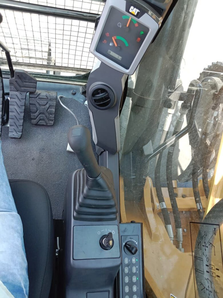 New Caterpillar 320D3GC tracked excavator - Lánctalpas kotró: 5 kép. New Caterpillar 320D3GC tracked excavator - Lánctalpas kotró: 5 kép.