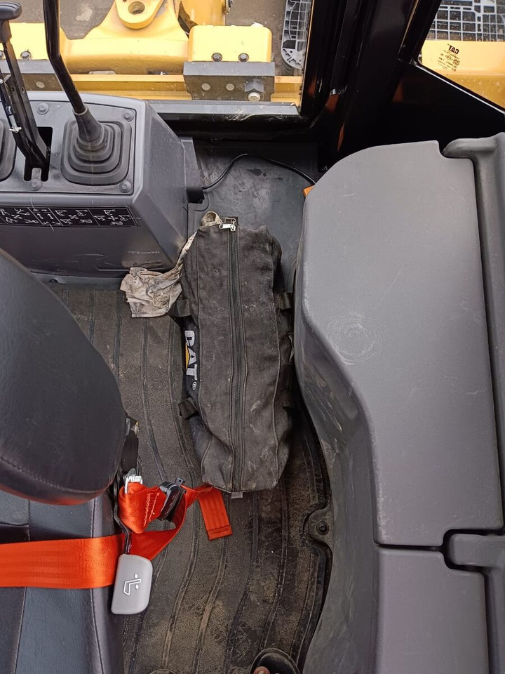 New Caterpillar 424 backhoe loader - Kotrórakodó: 2 kép. New Caterpillar 424 backhoe loader - Kotrórakodó: 2 kép.