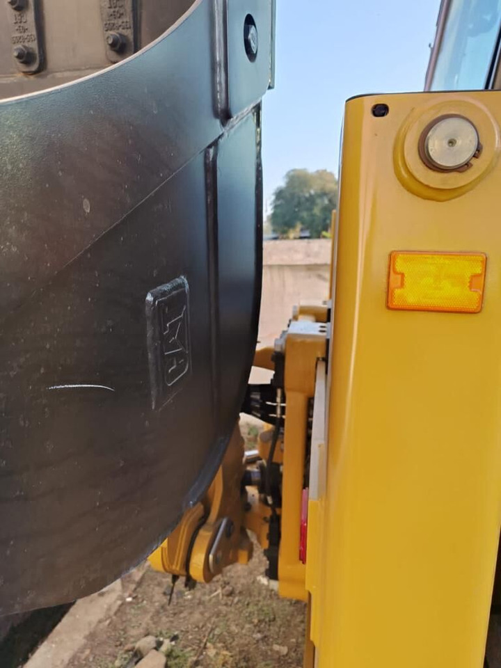 New Caterpillar 424 backhoe loader - Kotrórakodó: 5 kép. New Caterpillar 424 backhoe loader - Kotrórakodó: 5 kép.