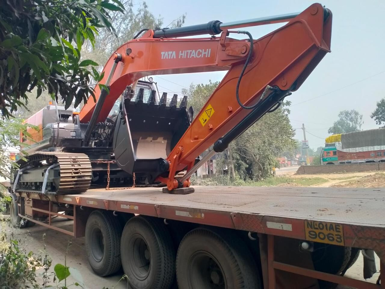 New Hitachi ZX220 LC tracked excavator - Lánctalpas kotró: 5 kép. New Hitachi ZX220 LC tracked excavator - Lánctalpas kotró: 5 kép.