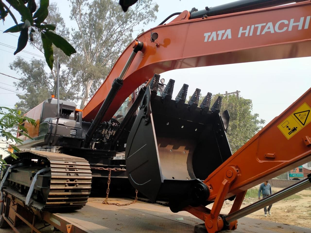 New Hitachi ZX220 LC tracked excavator - Lánctalpas kotró: 3 kép. New Hitachi ZX220 LC tracked excavator - Lánctalpas kotró: 3 kép.