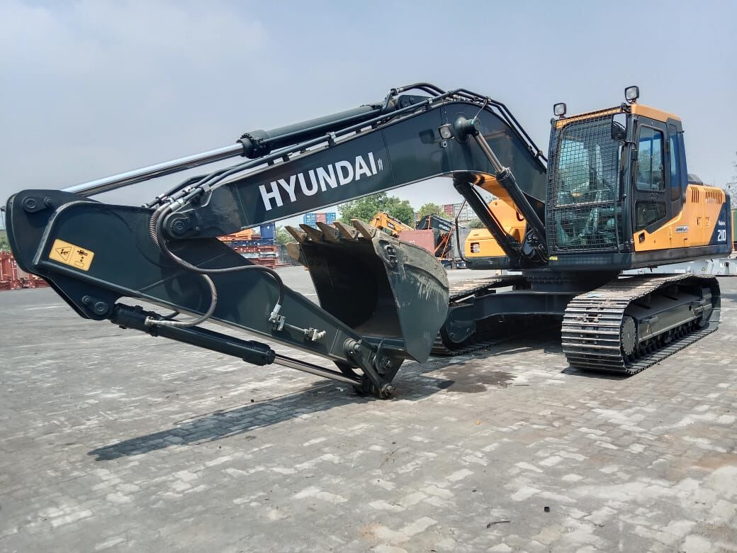 New Hyundai R210 tracked excavator - Lánctalpas kotró: 2 kép. New Hyundai R210 tracked excavator - Lánctalpas kotró: 2 kép.
