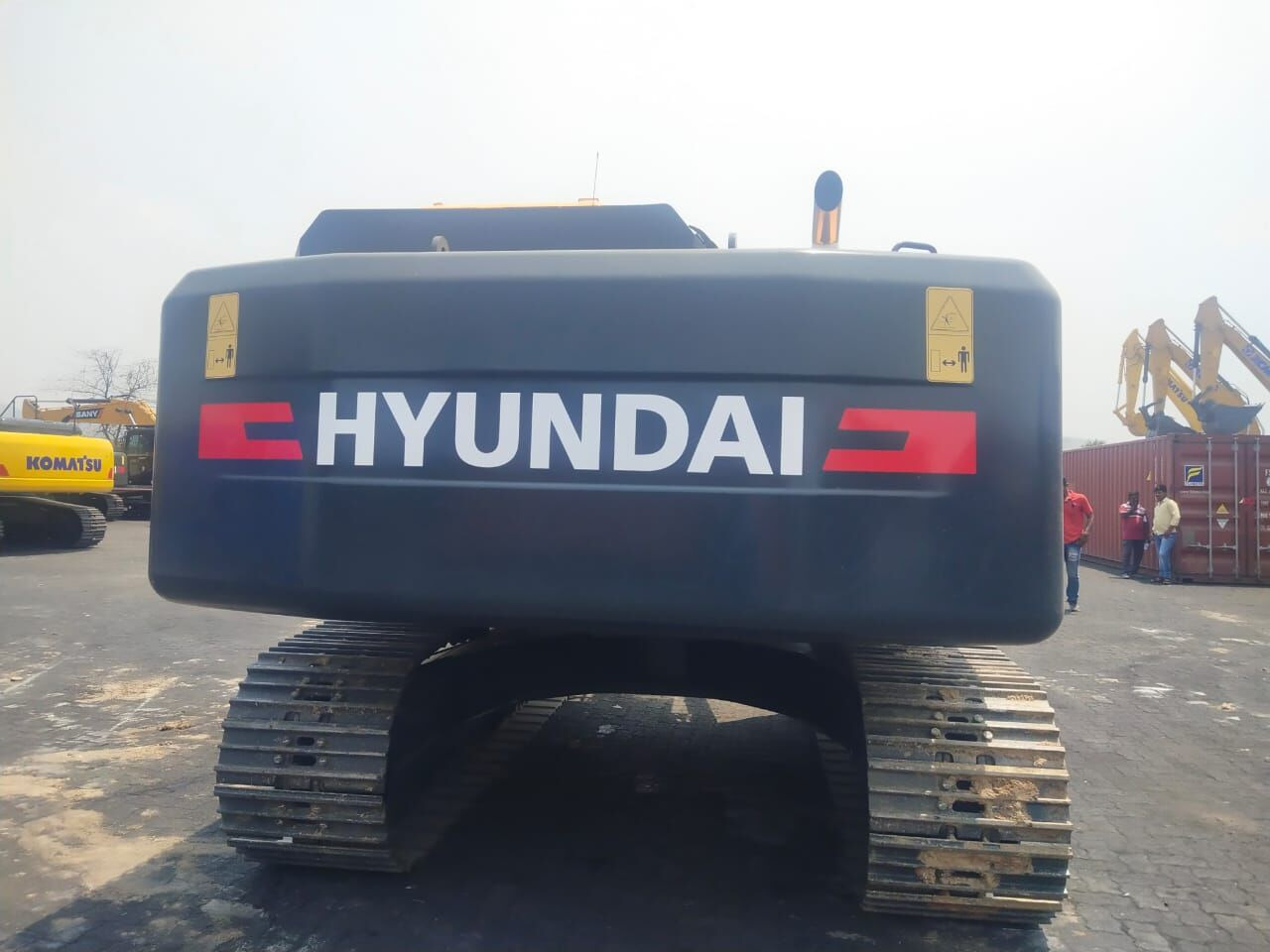 New Hyundai R210 tracked excavator - Lánctalpas kotró: 4 kép. New Hyundai R210 tracked excavator - Lánctalpas kotró: 4 kép.
