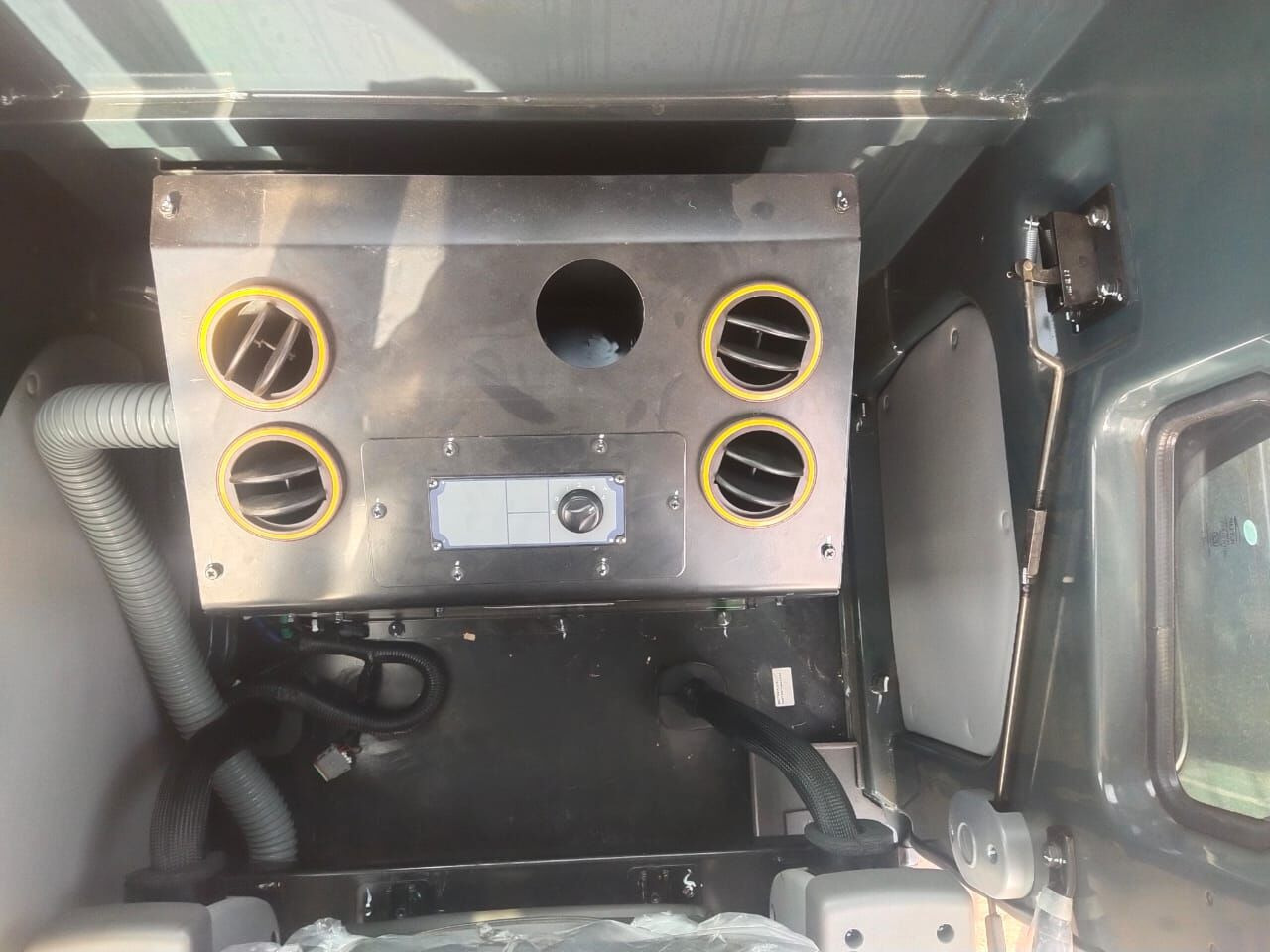 New Hyundai R210 tracked excavator - Lánctalpas kotró: 3 kép. New Hyundai R210 tracked excavator - Lánctalpas kotró: 3 kép.