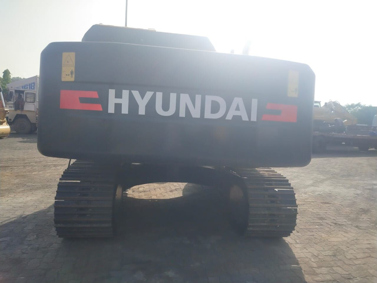 New Hyundai R210 tracked excavator - Lánctalpas kotró: 5 kép. New Hyundai R210 tracked excavator - Lánctalpas kotró: 5 kép.