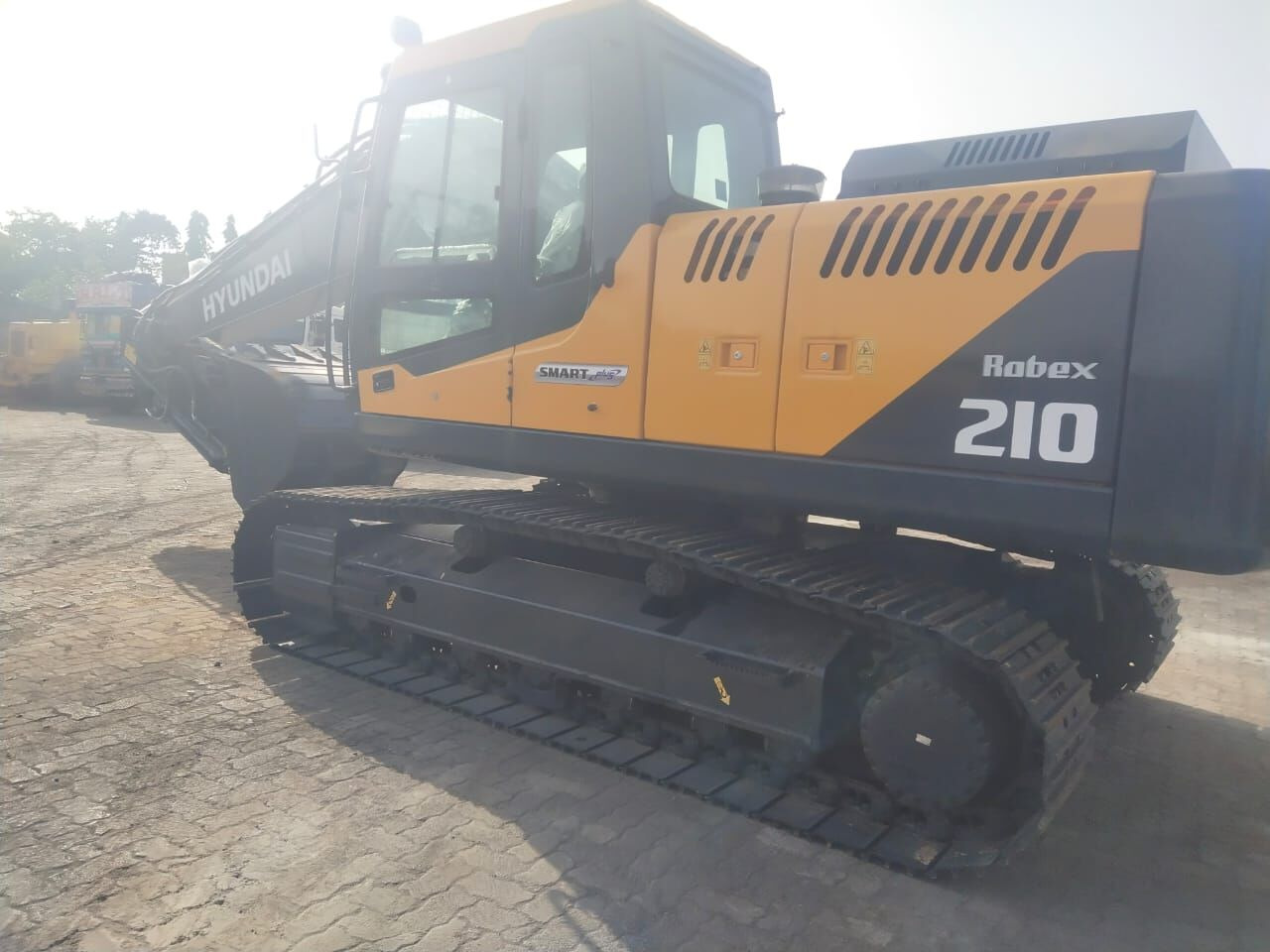 New Hyundai R210 tracked excavator - Lánctalpas kotró: 4 kép. New Hyundai R210 tracked excavator - Lánctalpas kotró: 4 kép.