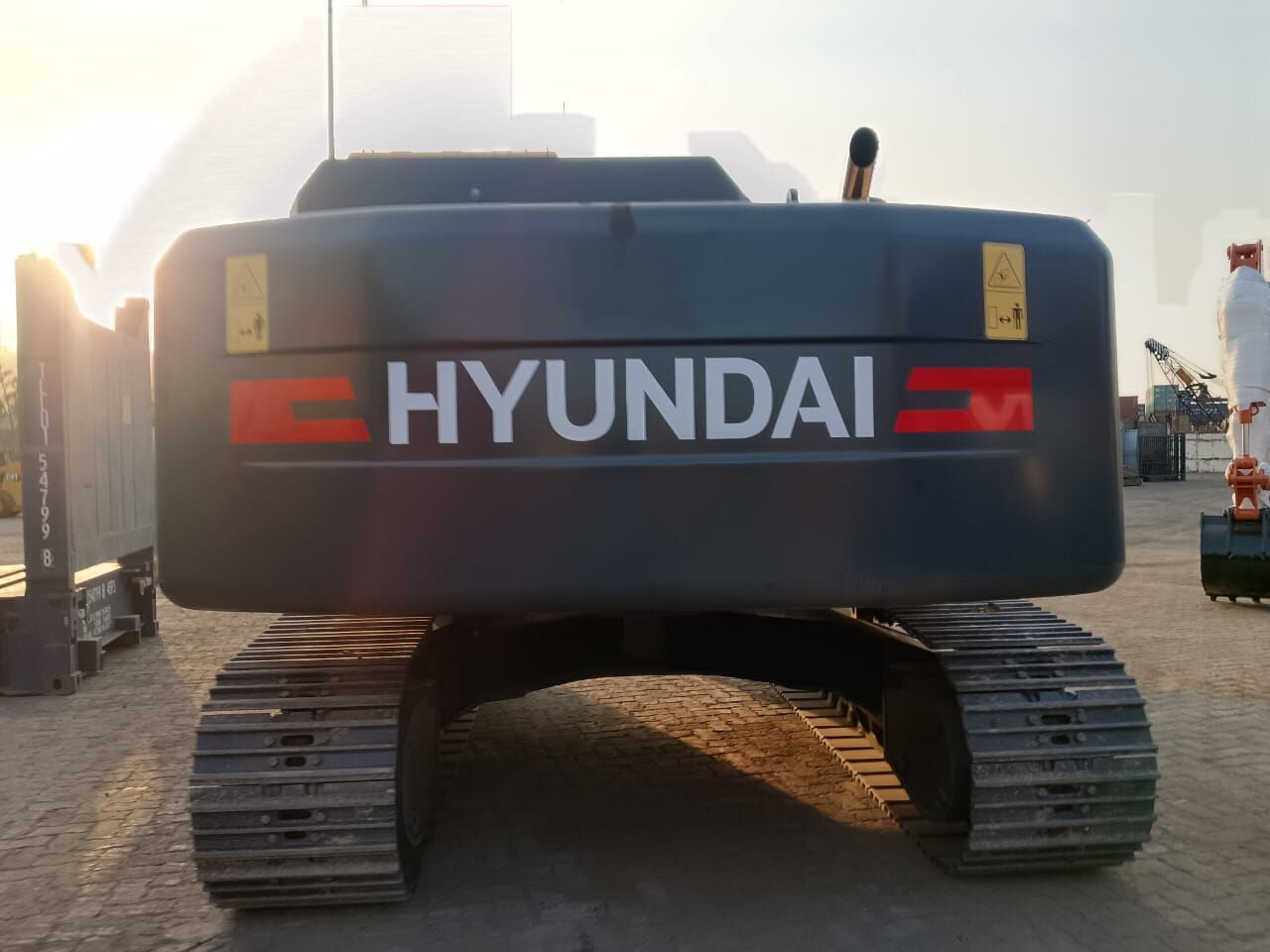 New Hyundai R215L tracked excavator - Lánctalpas kotró: 5 kép. New Hyundai R215L tracked excavator - Lánctalpas kotró: 5 kép.
