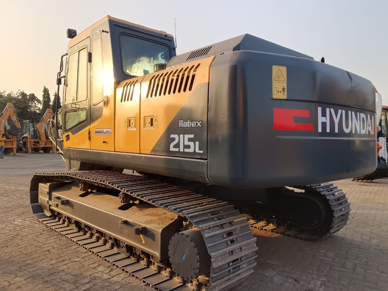 New Hyundai R215L tracked excavator - Lánctalpas kotró: 4 kép. New Hyundai R215L tracked excavator - Lánctalpas kotró: 4 kép.