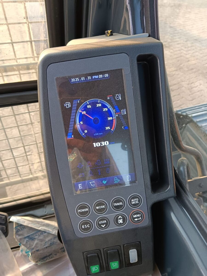 New Hyundai R215L tracked excavator - Lánctalpas kotró: 2 kép. New Hyundai R215L tracked excavator - Lánctalpas kotró: 2 kép.