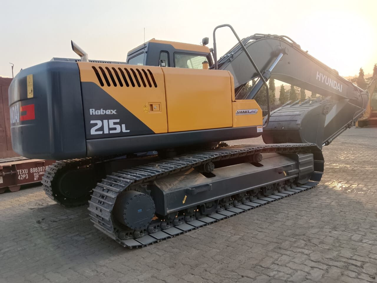 New Hyundai R215L tracked excavator - Lánctalpas kotró: 1 kép. New Hyundai R215L tracked excavator - Lánctalpas kotró: 1 kép.