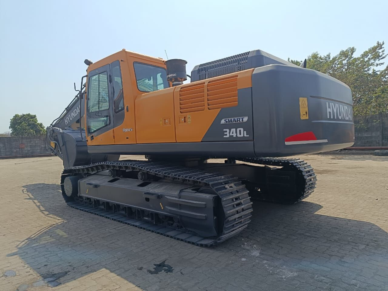 New Hyundai R340 tracked excavator - Lánctalpas kotró: 1 kép. New Hyundai R340 tracked excavator - Lánctalpas kotró: 1 kép.