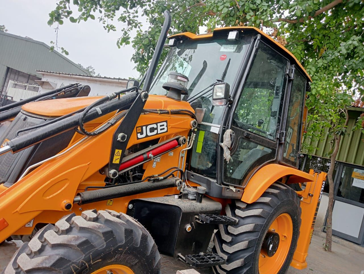 New JCB 3CX backhoe loader - Kotrórakodó: 2 kép. New JCB 3CX backhoe loader - Kotrórakodó: 2 kép.