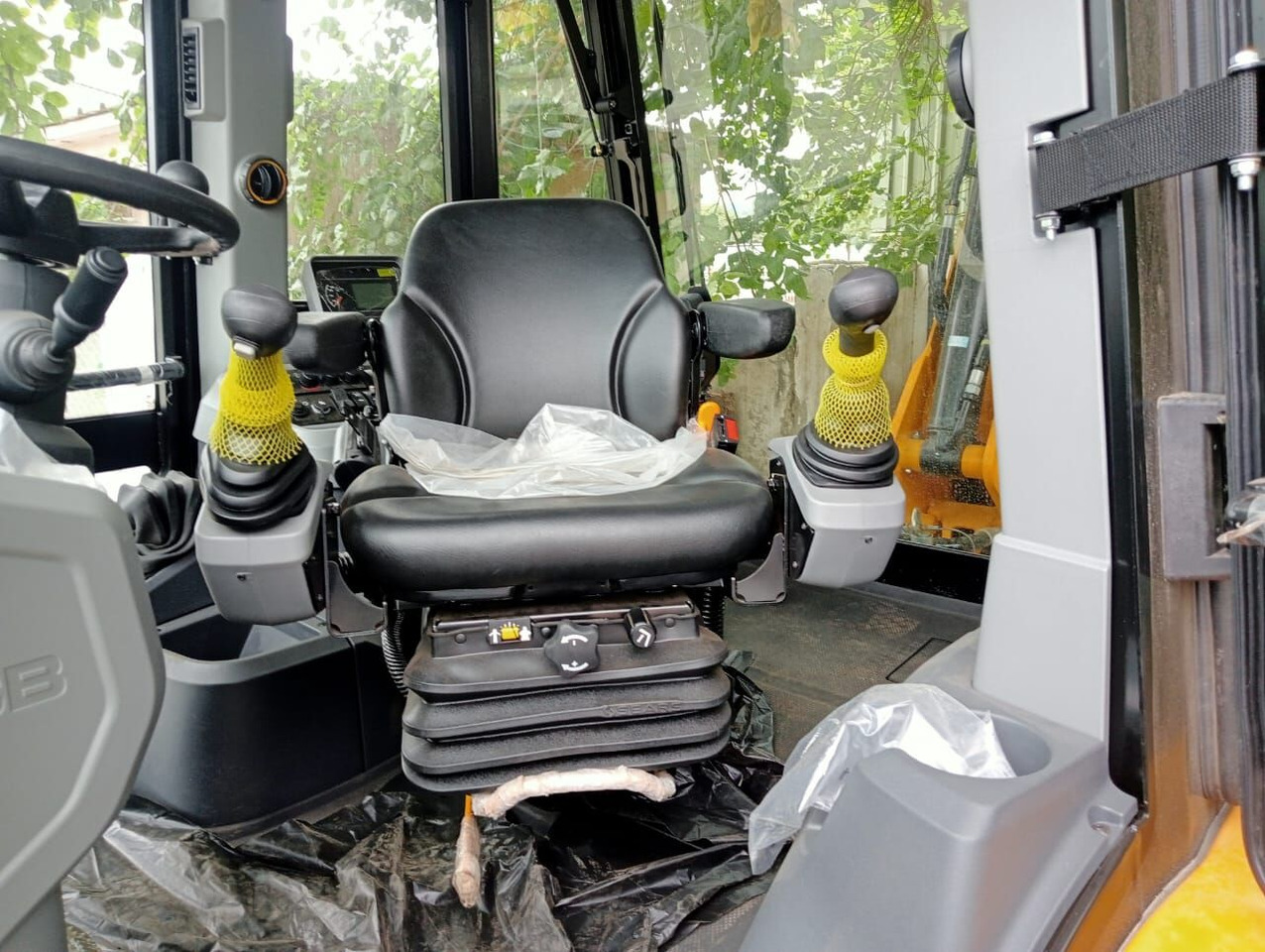 New JCB 3CX backhoe loader - Kotrórakodó: 1 kép. New JCB 3CX backhoe loader - Kotrórakodó: 1 kép.