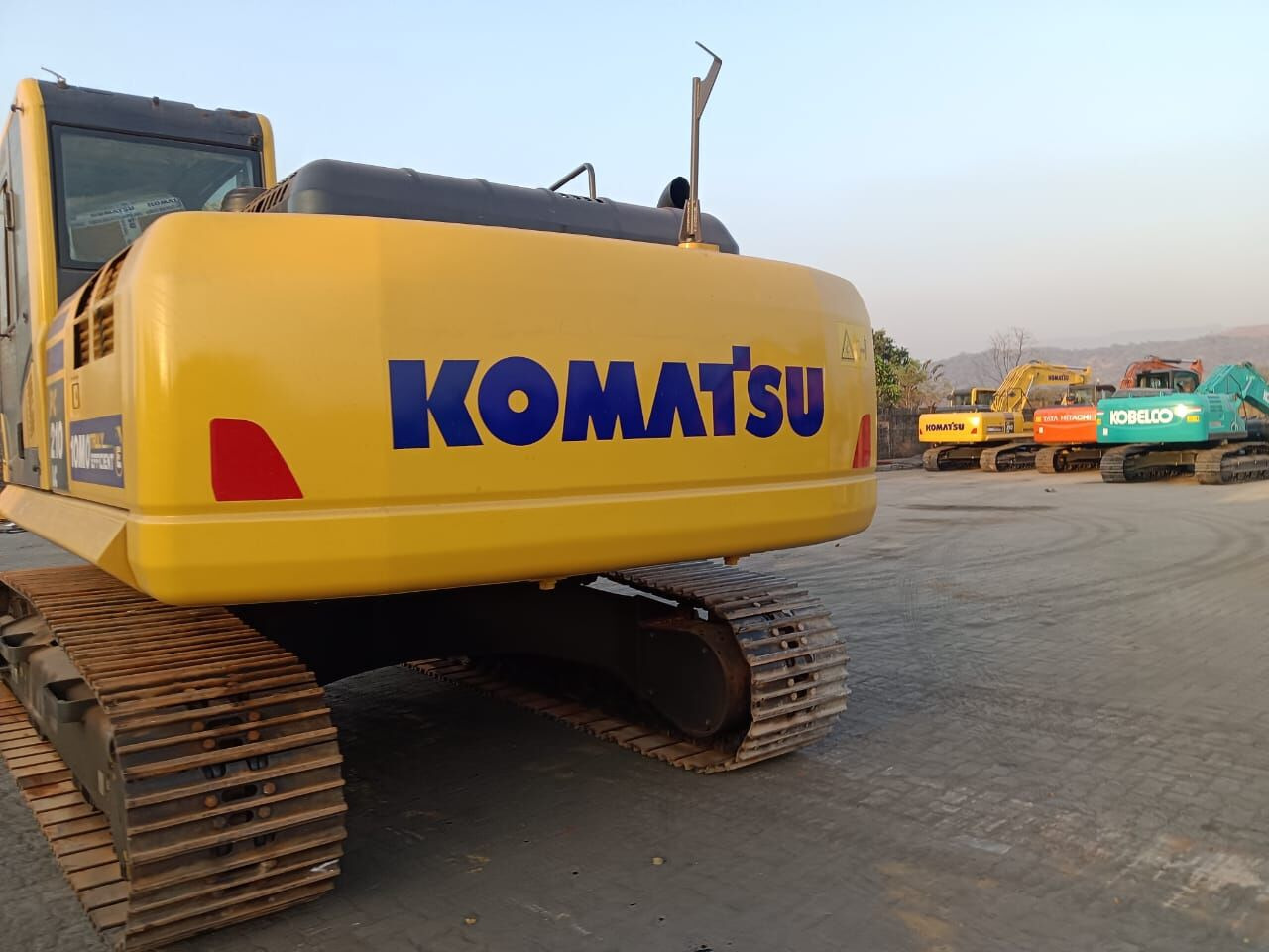 New Komatsu PC210 tracked excavator - Lánctalpas kotró: 3 kép. New Komatsu PC210 tracked excavator - Lánctalpas kotró: 3 kép.