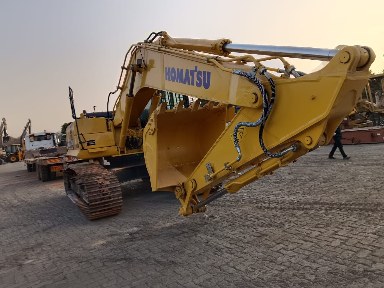 New Komatsu PC210 tracked excavator - Lánctalpas kotró: 4 kép. New Komatsu PC210 tracked excavator - Lánctalpas kotró: 4 kép.